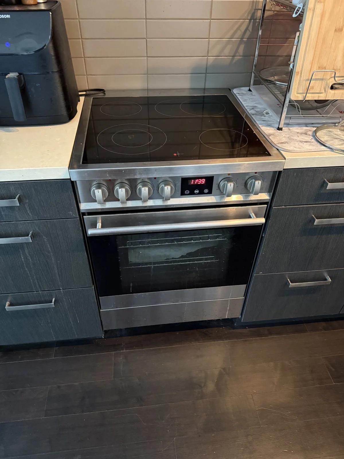 Range installed in Toronto kitchen after repair